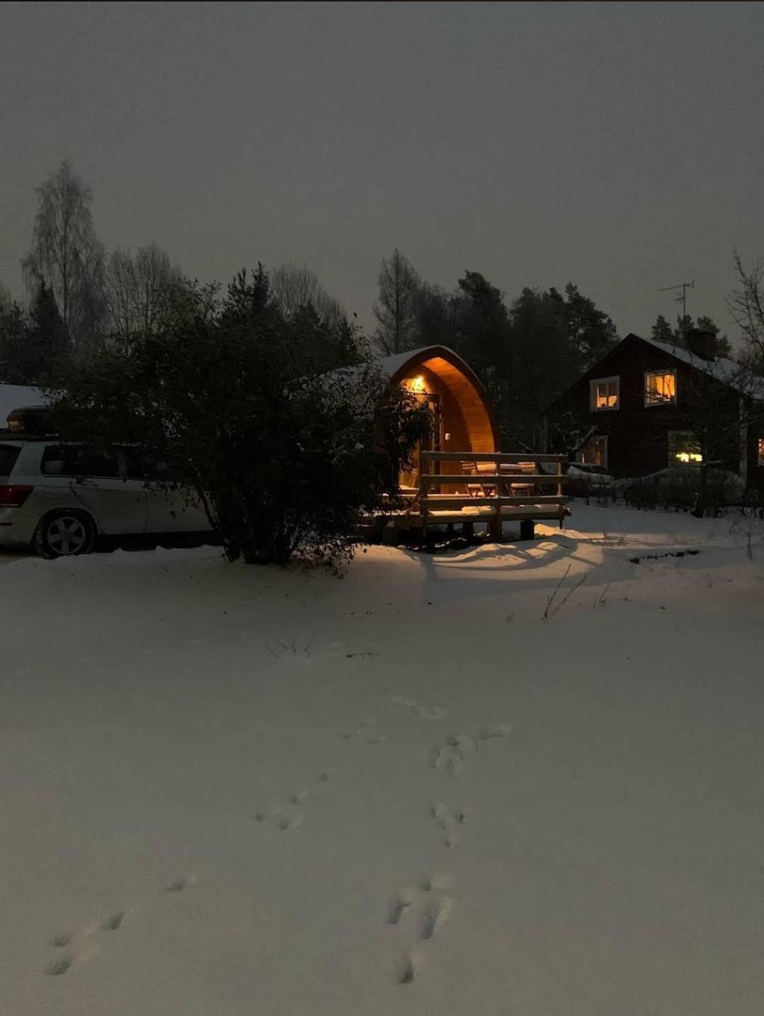 Cosy Cabin Hotel Hallstahammar Exterior photo